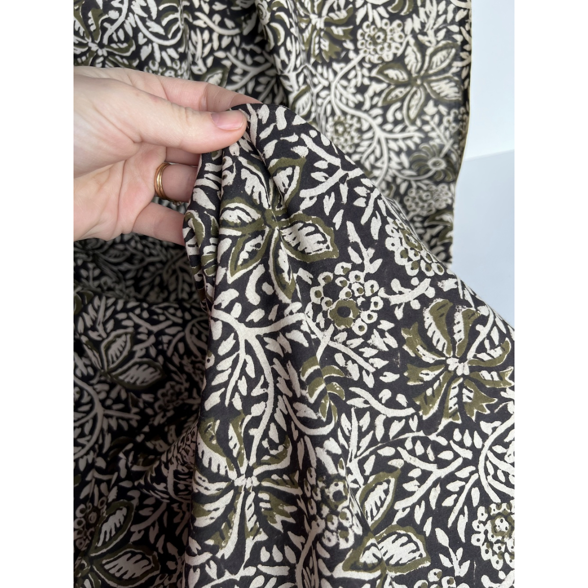 Tissu indien coton hand block traditionnel kaki / noir Batikou - 2 Tissu indien coton hand block traditionnel kaki / noir Batikou - 2