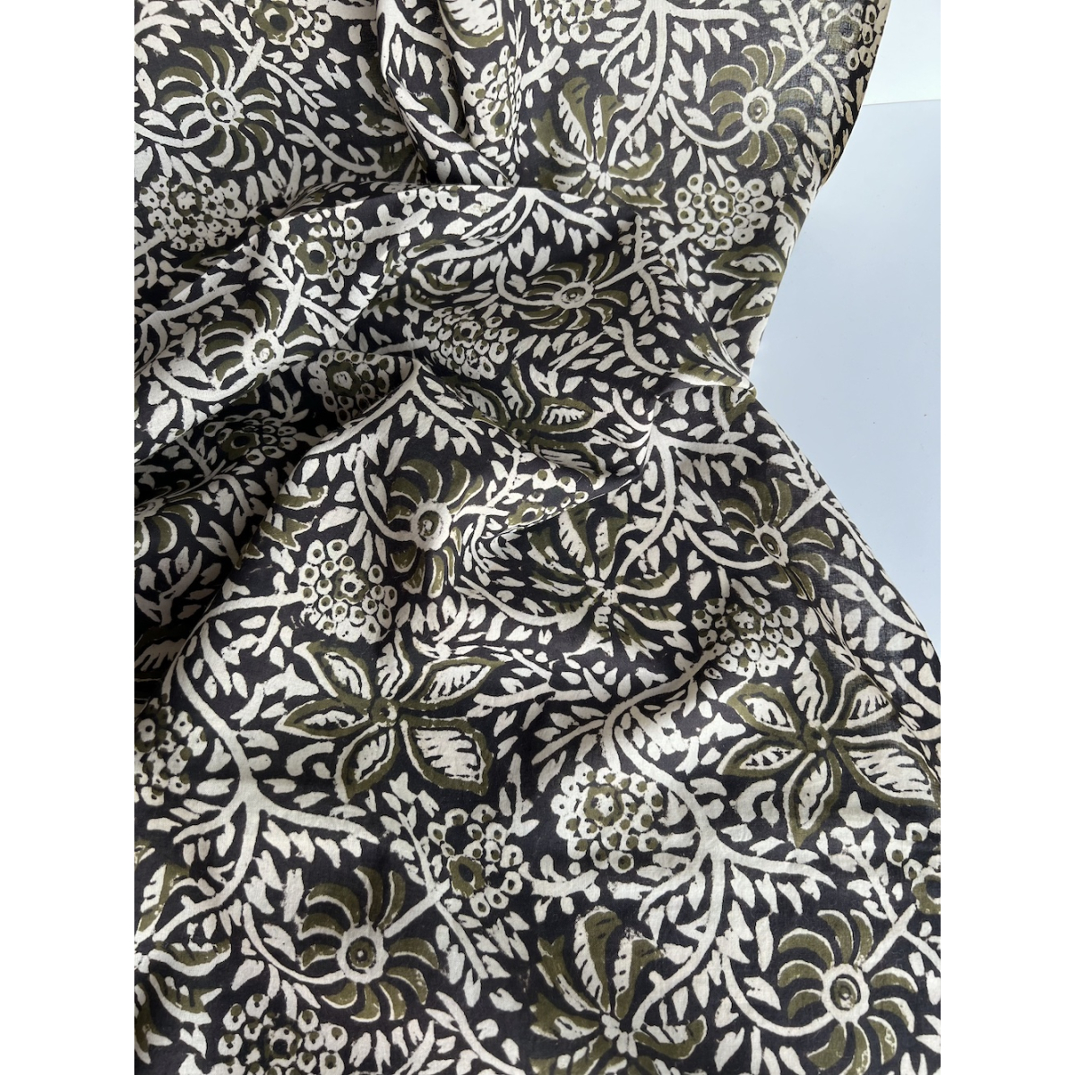 Tissu indien coton hand block traditionnel kaki / noir Batikou - 7 Tissu indien coton hand block traditionnel kaki / noir Batikou - 7