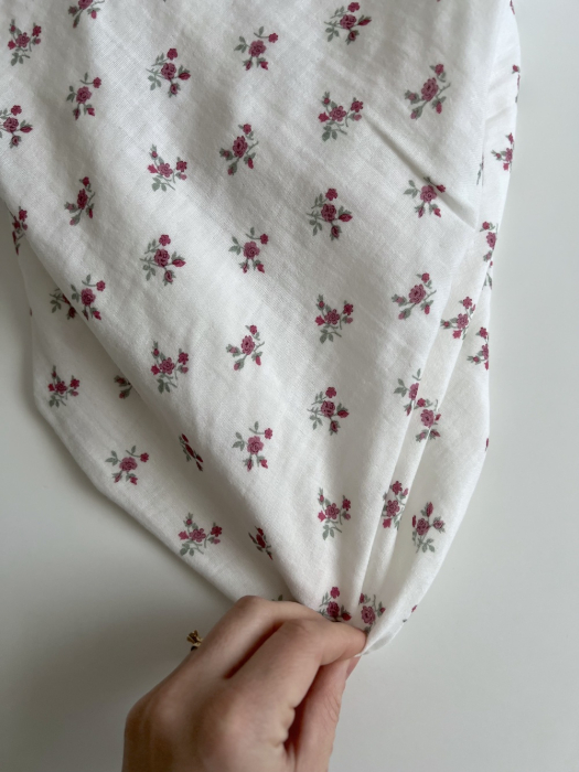 Celine - Double gaze de coton BIO blanc motif fleuri coloris figue Tissus issus de l'agriculture biologique  - 2