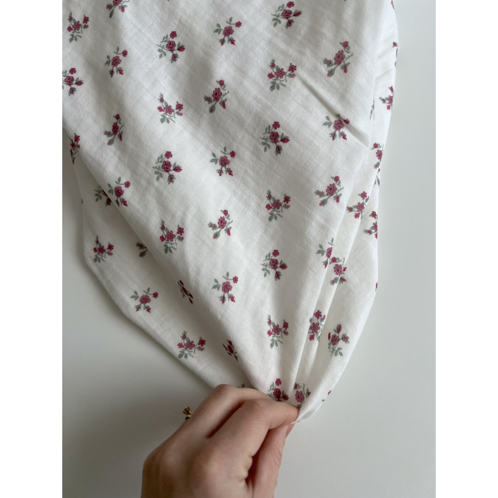 Celine - Double gaze de coton BIO blanc motif fleuri coloris figue Tissus issus de l'agriculture biologique  - 2