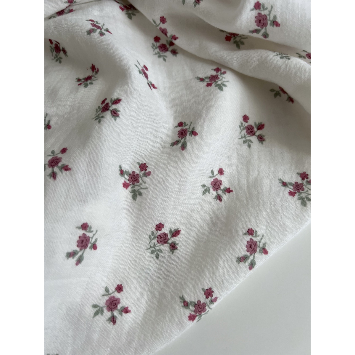 Celine - Double gaze de coton BIO blanc motif fleuri coloris figue Tissus issus de l'agriculture biologique  - 6 Celine - Double gaze de coton BIO blanc motif fleuri coloris figue Tissus issus de l'agriculture biologique  - 6