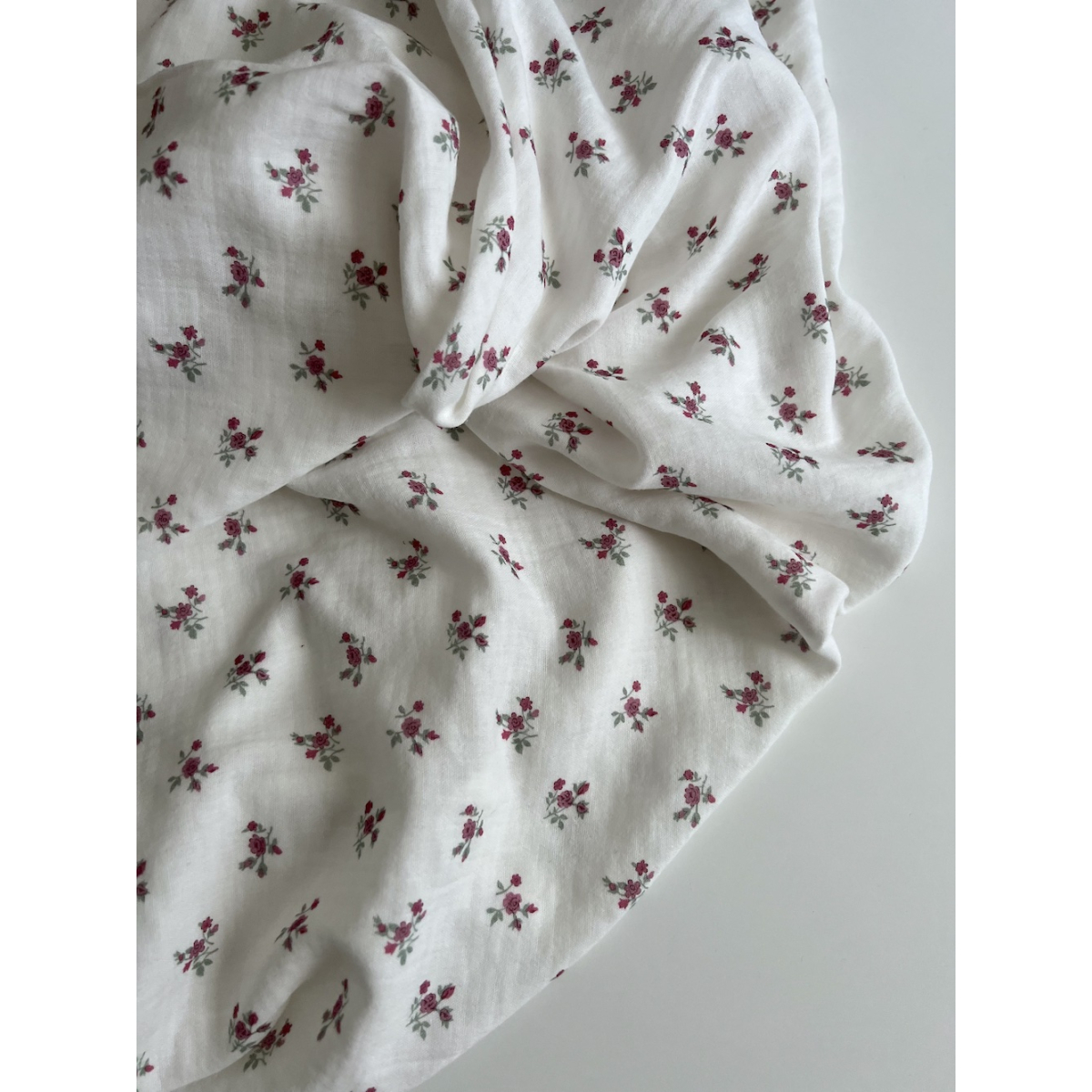 Celine - Double gaze de coton BIO blanc motif fleuri coloris figue Tissus issus de l'agriculture biologique  - 7 Celine - Double gaze de coton BIO blanc motif fleuri coloris figue Tissus issus de l'agriculture biologique  - 7