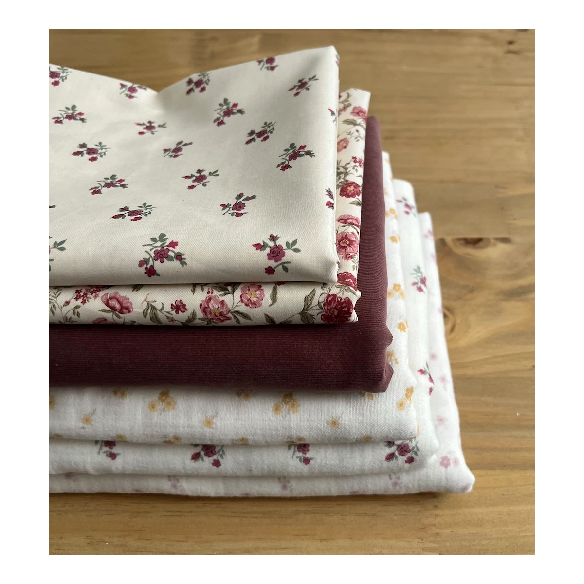 Celine - Double gaze de coton BIO blanc motif fleuri coloris figue Tissus issus de l'agriculture biologique  - 11 Celine - Double gaze de coton BIO blanc motif fleuri coloris figue Tissus issus de l'agriculture biologique  - 11