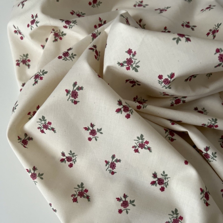 Celine - Popeline douce coton organique fond ivoire fleuri figue / framboise Tissus issus de l'agriculture biologique  - 1