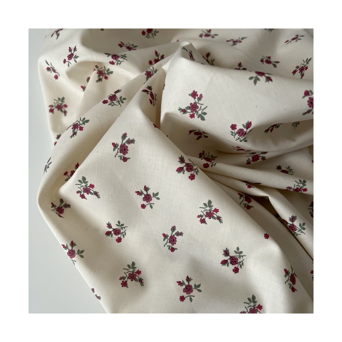 Celine - Popeline douce coton organique fond ivoire fleuri figue / framboise Tissus issus de l'agriculture biologique  - 1