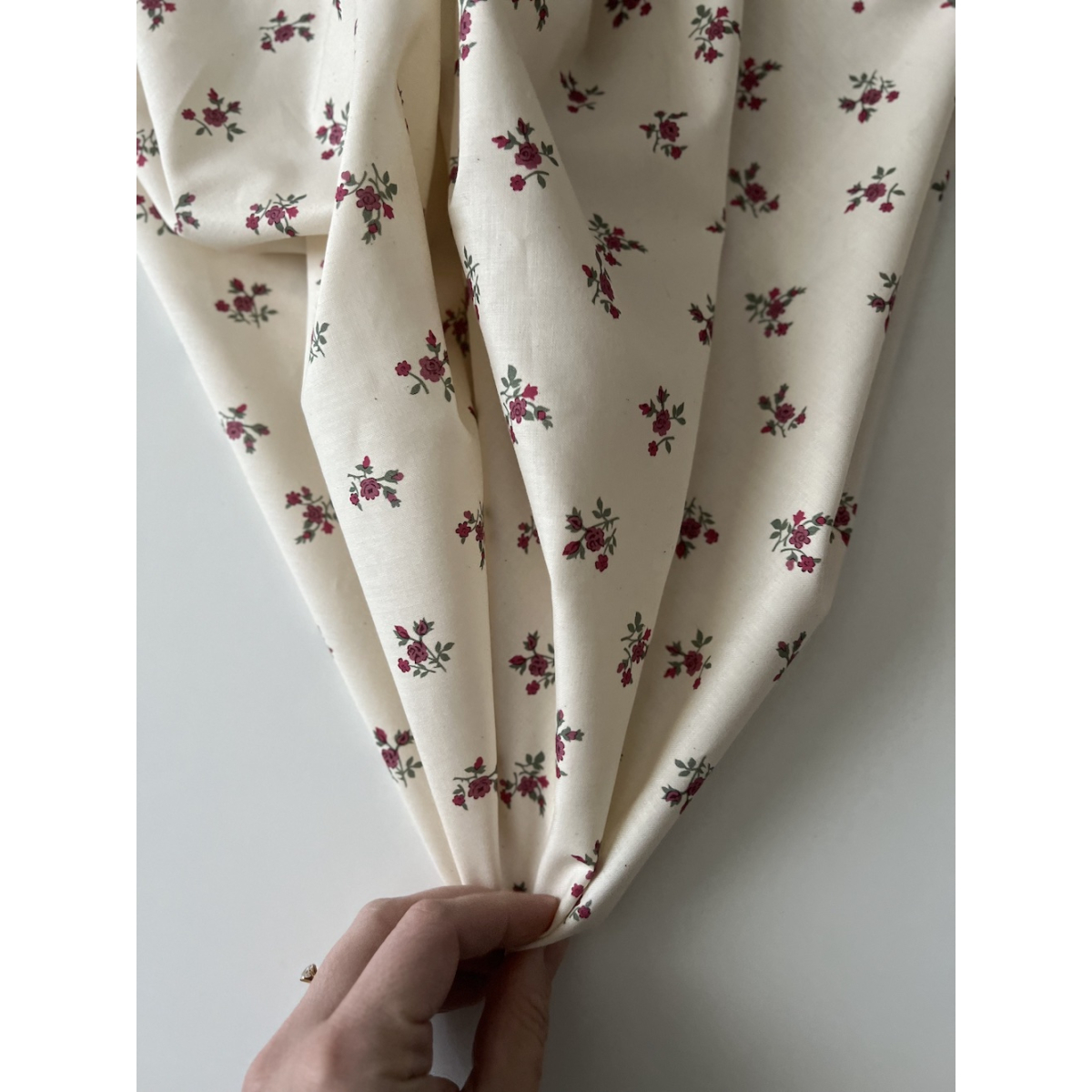 Celine - Popeline douce coton organique fond ivoire fleuri figue / framboise Tissus issus de l'agriculture biologique  - 3