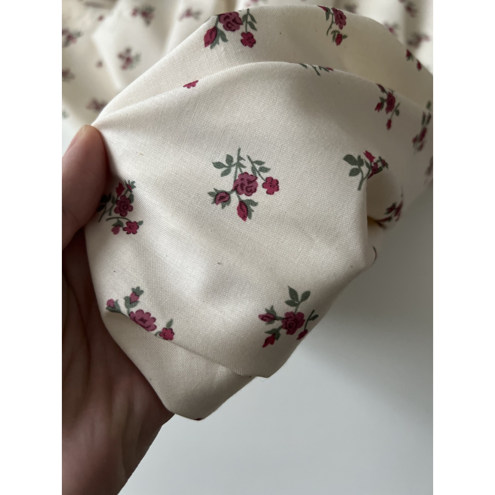 Celine - Popeline douce coton organique fond ivoire fleuri figue / framboise Tissus issus de l'agriculture biologique  - 4