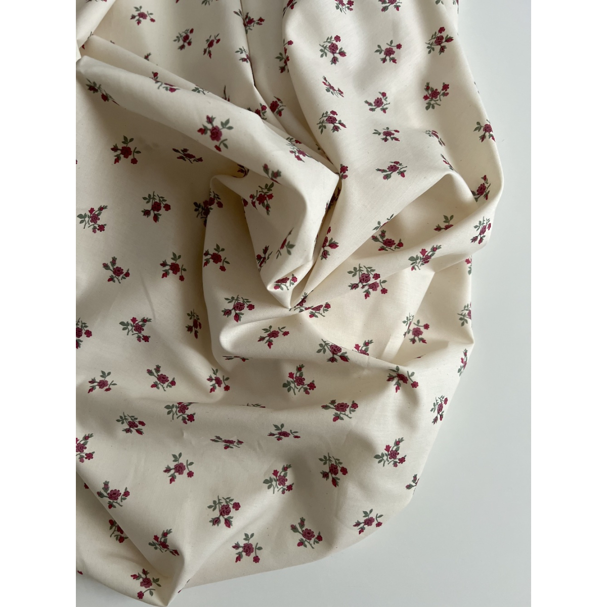 Celine - Popeline douce coton organique fond ivoire fleuri figue / framboise Tissus issus de l'agriculture biologique  - 5