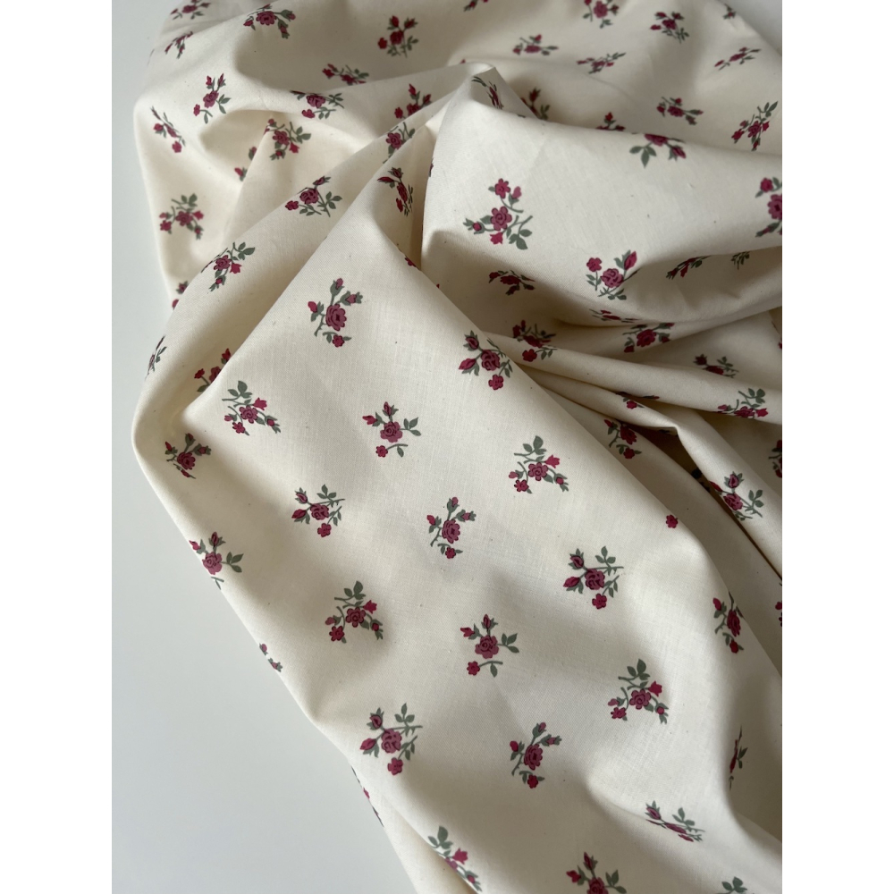Celine - Popeline douce coton organique fond ivoire fleuri figue / framboise Tissus issus de l'agriculture biologique  - 7