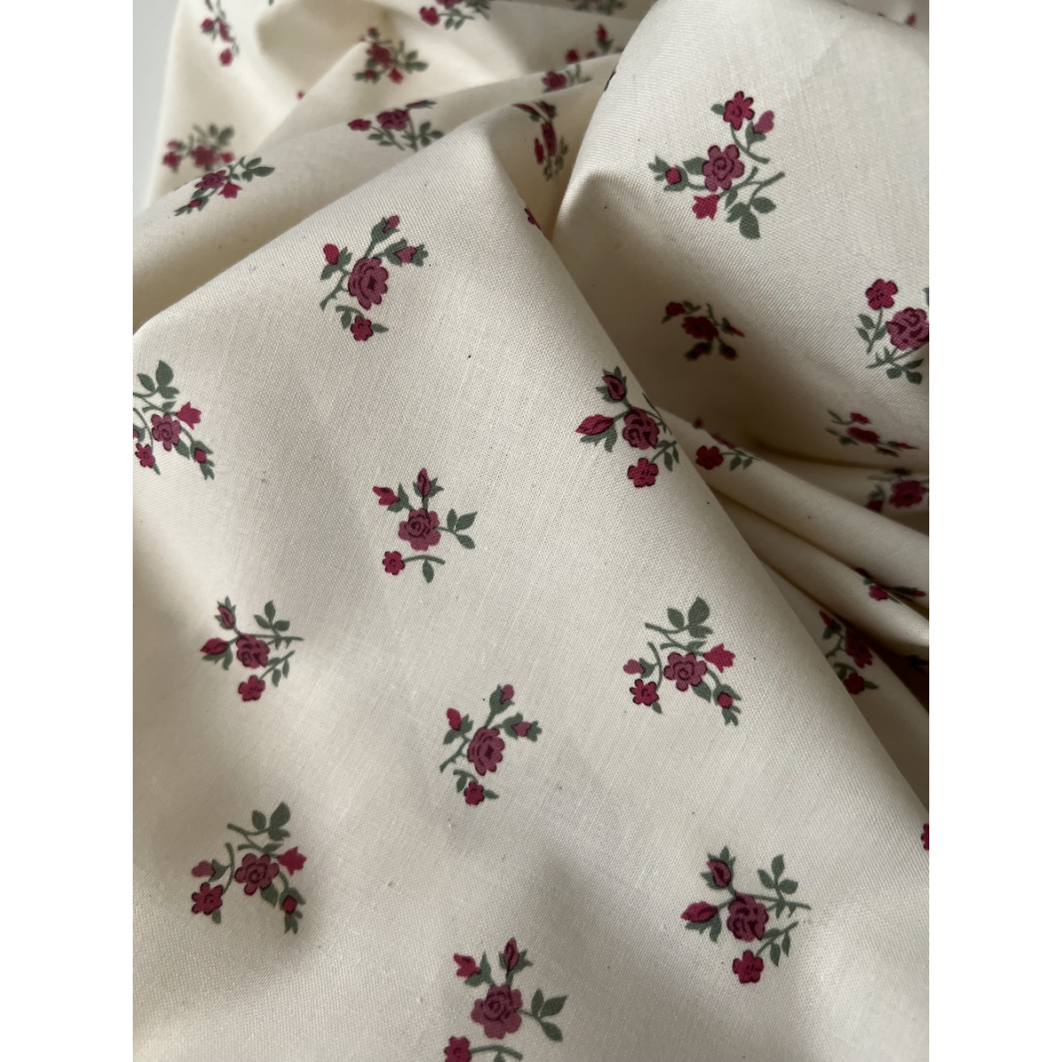 Celine - Popeline douce coton organique fond ivoire fleuri figue / framboise Tissus issus de l'agriculture biologique  - 8
