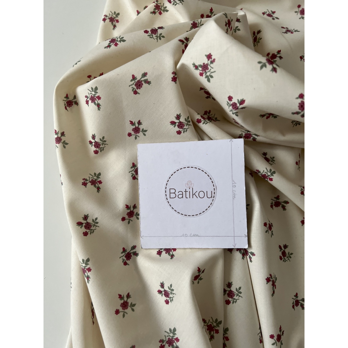 Celine - Popeline douce coton organique fond ivoire fleuri figue / framboise Tissus issus de l'agriculture biologique  - 9