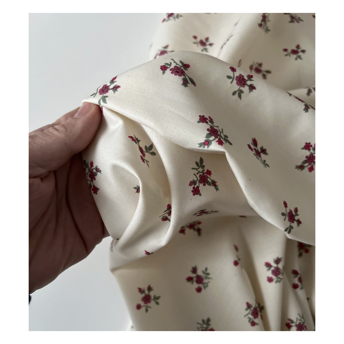 Celine - Popeline douce coton organique fond ivoire fleuri figue / framboise Tissus issus de l'agriculture biologique  - 2