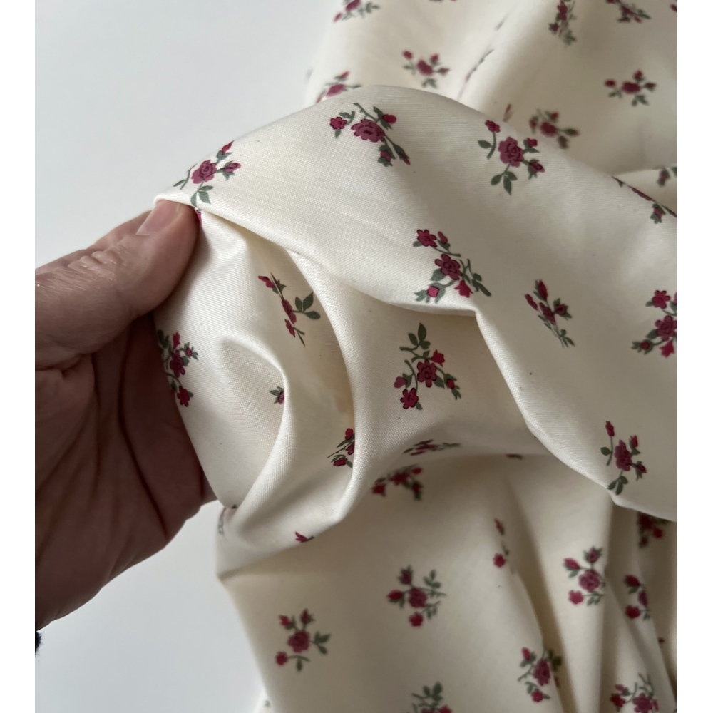 Celine - Popeline douce coton organique fond ivoire fleuri figue / framboise Tissus issus de l'agriculture biologique  - 2