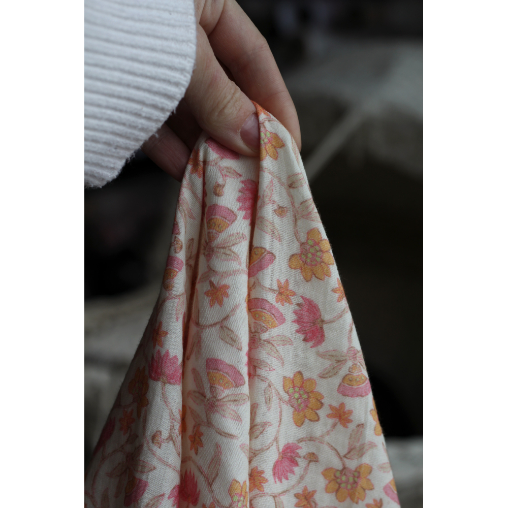 India - Double gaze coton BIO imprimé fleurs indiennes fond écru Tissus issus de l'agriculture biologique  - 3