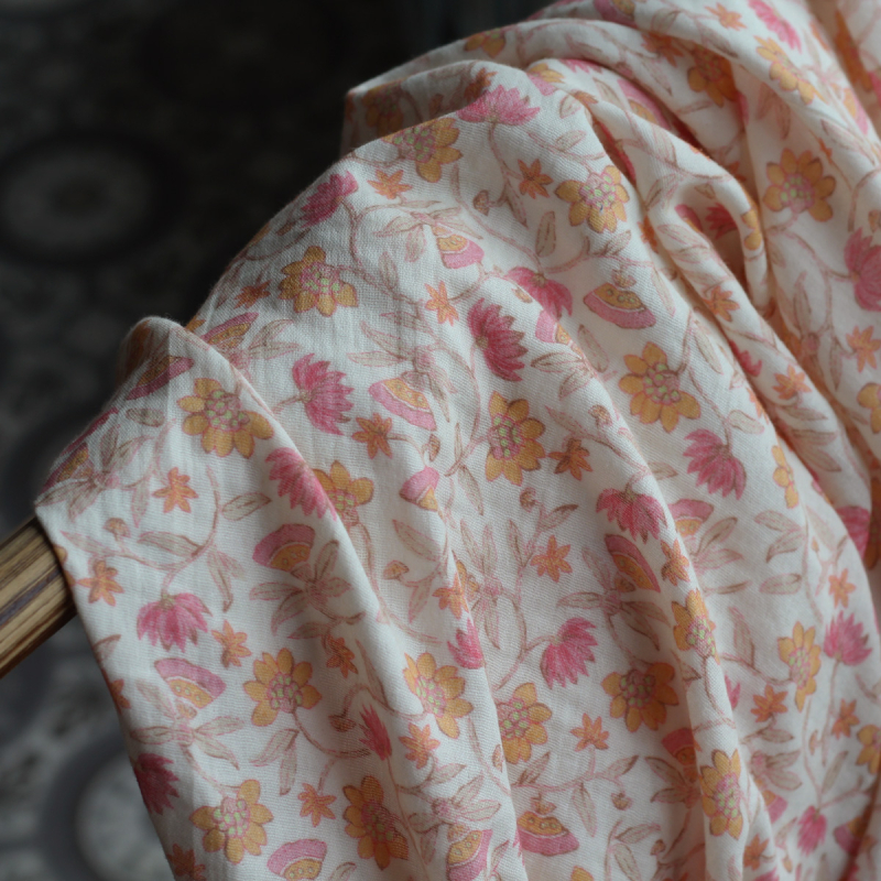 India - Double gaze coton BIO imprimé fleurs indiennes fond écru Tissus issus de l'agriculture biologique  - 2