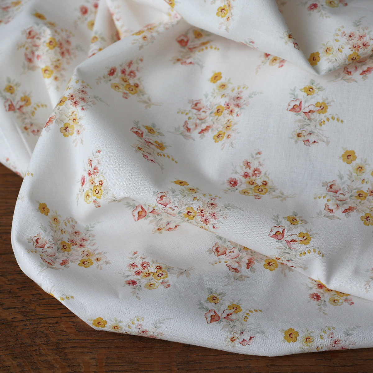 Mariya - Popeline douce coton BIO Exclusif blanc motif fleuri Tissus issus de l'agriculture biologique  - 1 Mariya - Popeline douce coton BIO Exclusif blanc motif fleuri Tissus issus de l'agriculture biologique  - 1
