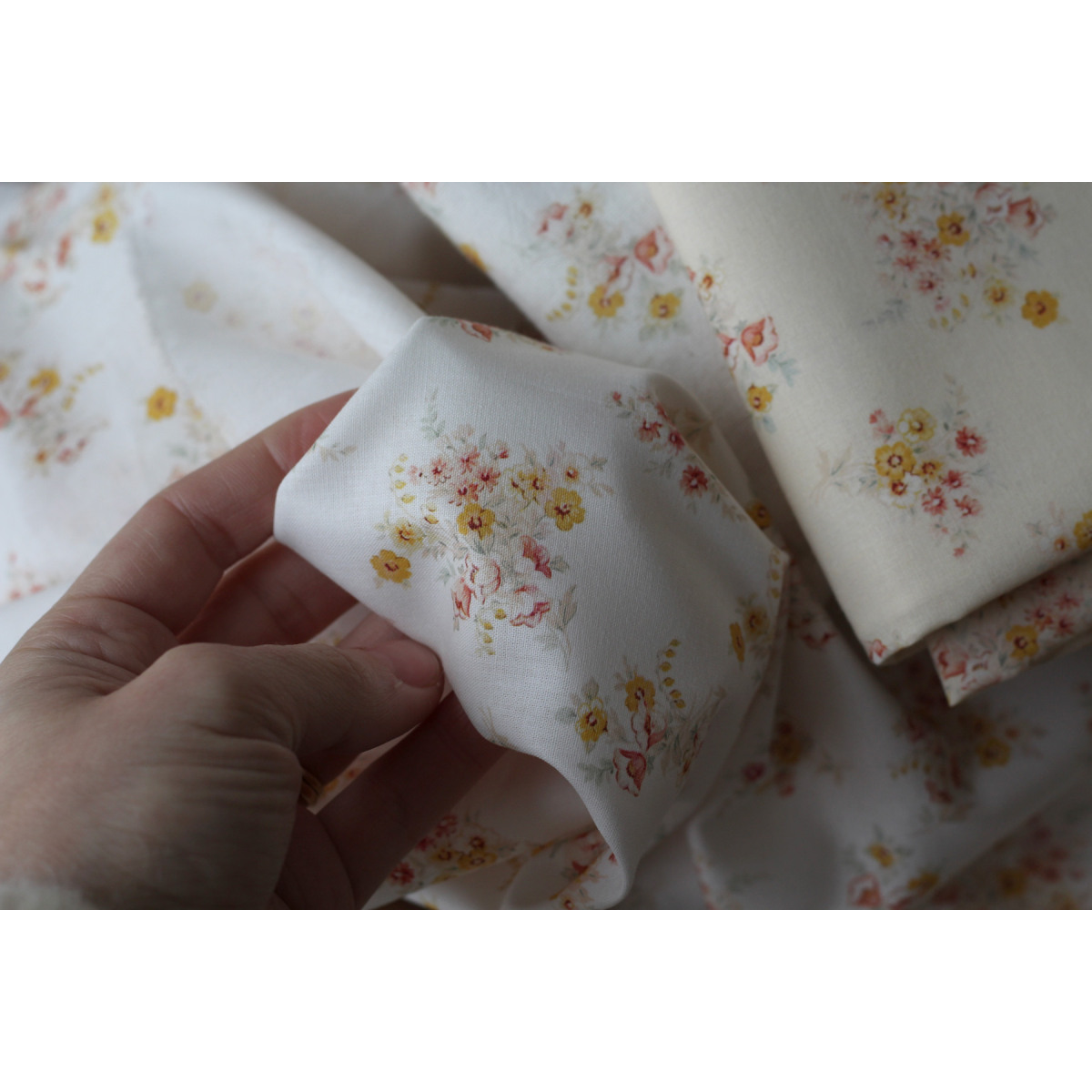 Mariya - Popeline douce coton BIO Exclusif blanc motif fleuri Tissus issus de l'agriculture biologique  - 2 Mariya - Popeline douce coton BIO Exclusif blanc motif fleuri Tissus issus de l'agriculture biologique  - 2