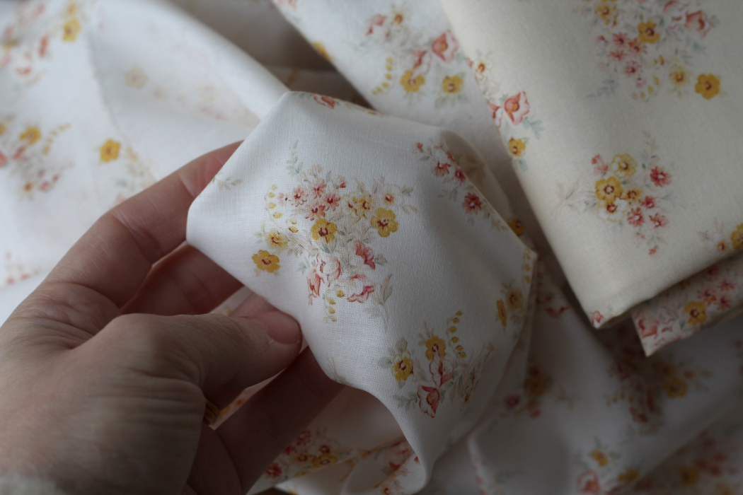 Mariya - Popeline douce coton BIO Exclusif blanc motif fleuri Tissus issus de l'agriculture biologique  - 2