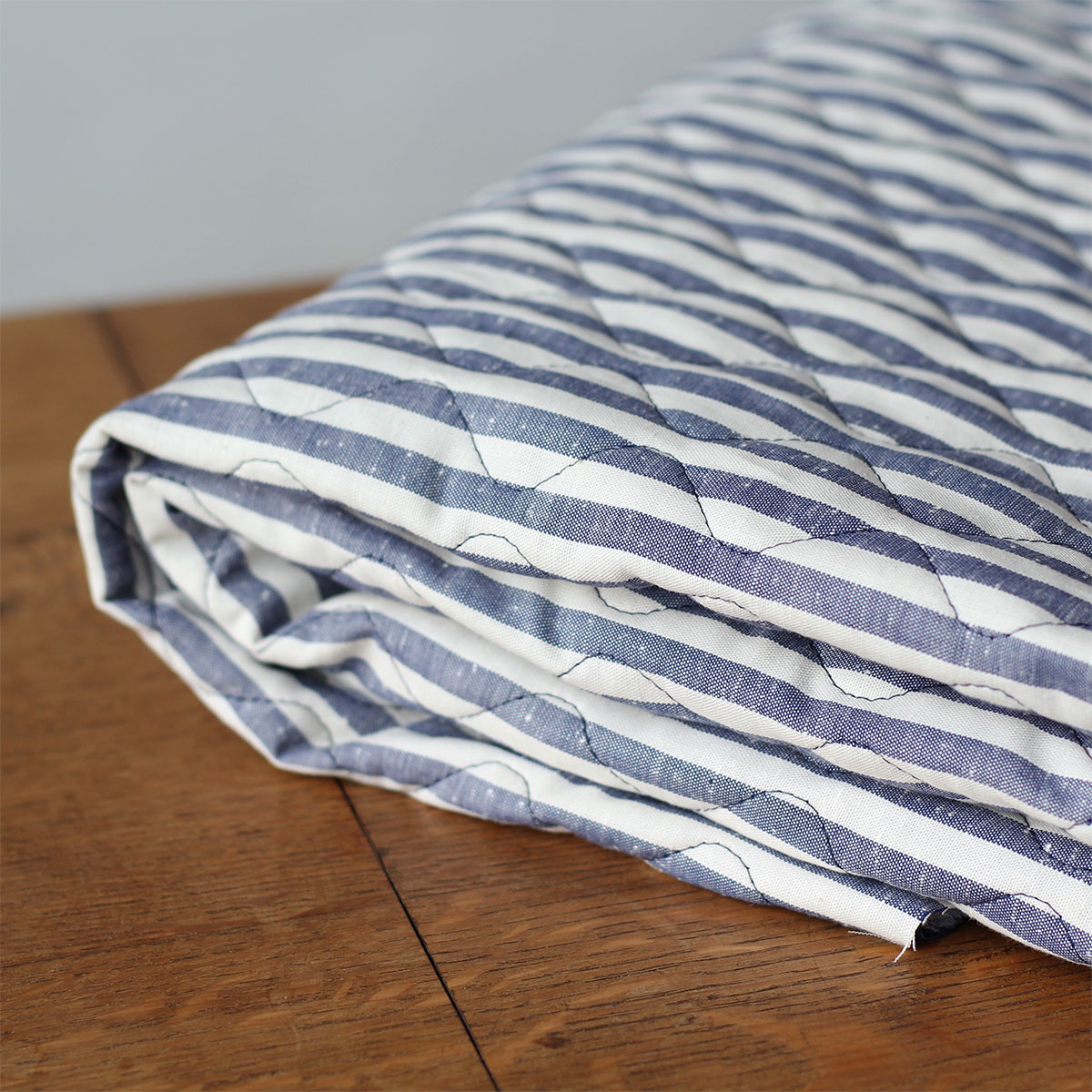 Tissu matelassé coton chiné à rayures bleu marine / écru Batikou - 1