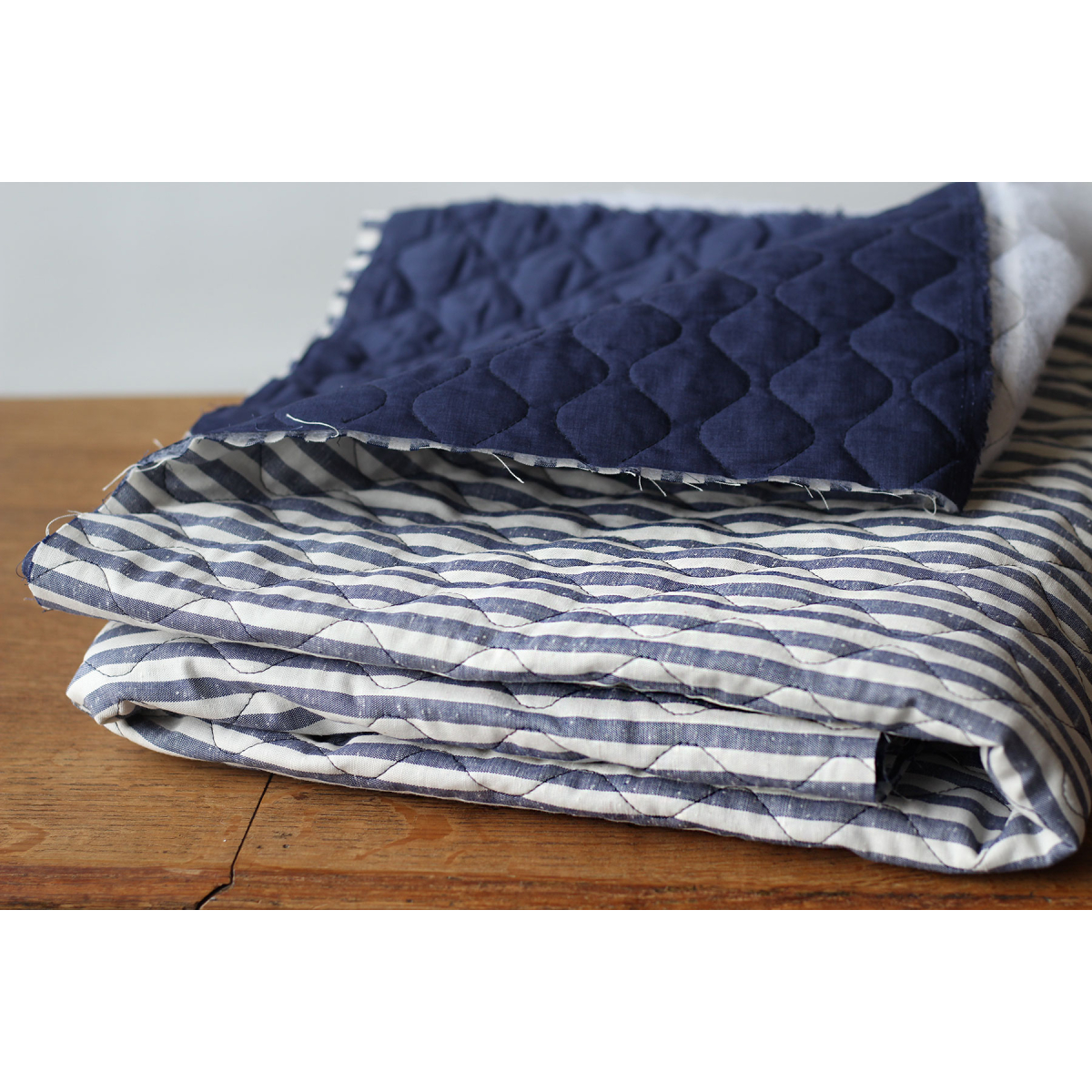Tissu matelassé coton chiné à rayures bleu marine / écru Batikou - 2