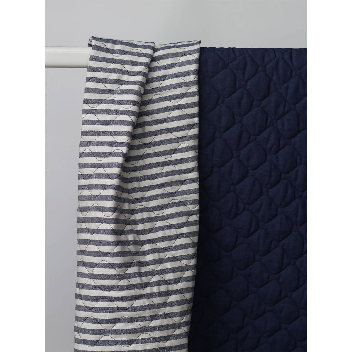 Tissu matelassé coton chiné à rayures bleu marine / écru Batikou - 3