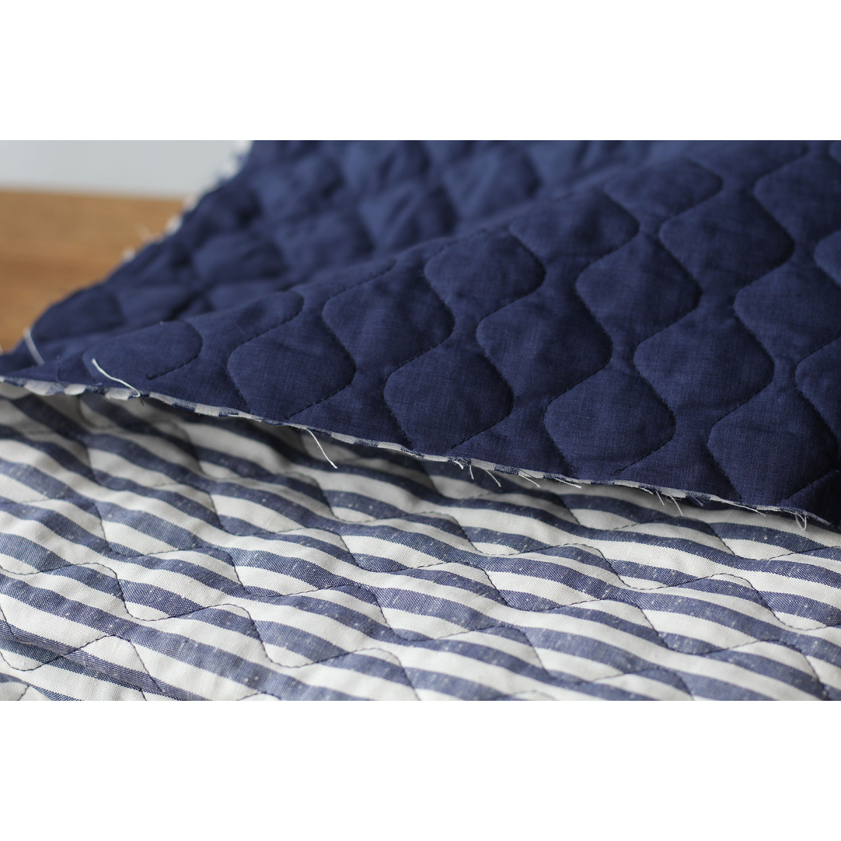 Tissu matelassé coton chiné à rayures bleu marine / écru Batikou - 6