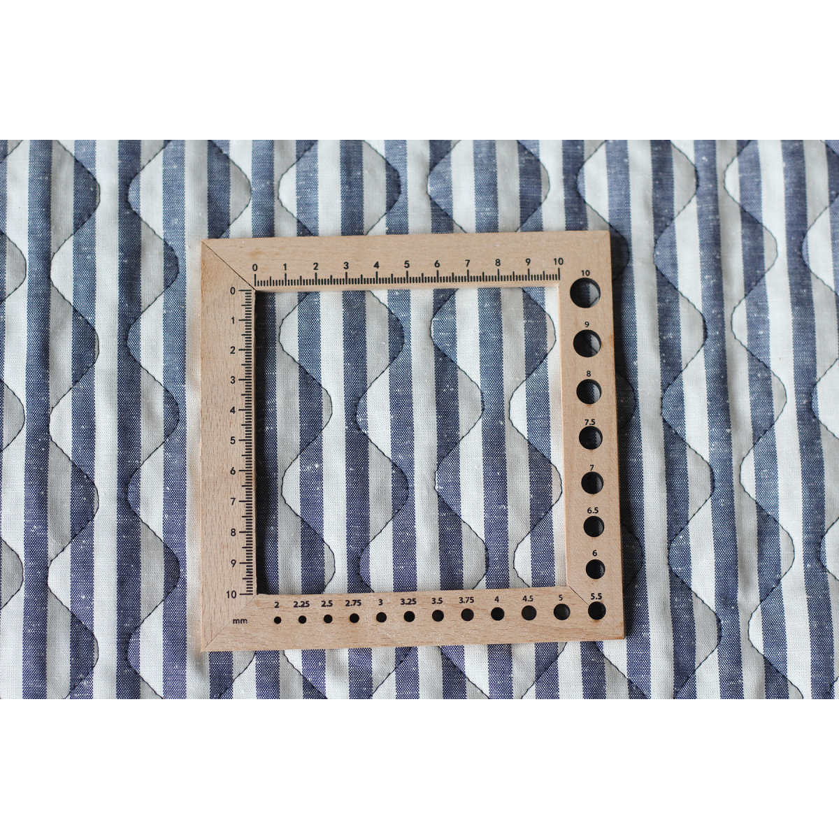 Tissu matelassé coton chiné à rayures bleu marine / écru Batikou - 7