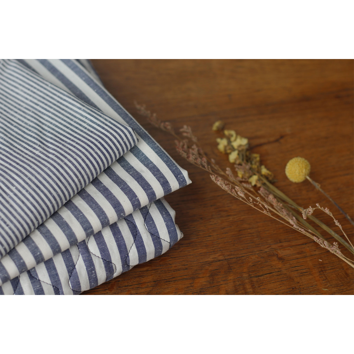 Tissu matelassé coton chiné à rayures bleu marine / écru Batikou - 8