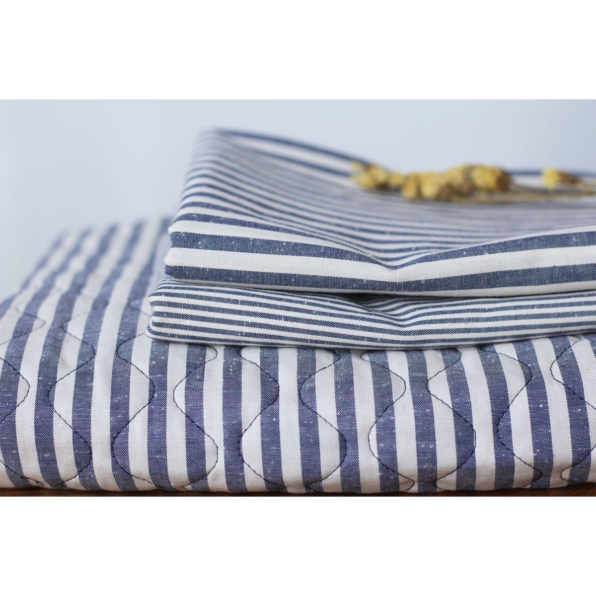 Tissu matelassé coton chiné à rayures bleu marine / écru Batikou - 9