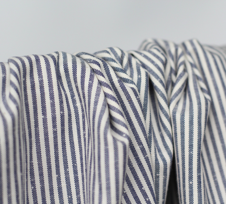 Coton chiné aspect brut rayures moyennes 2mm coloris bleu marine Batikou - 2