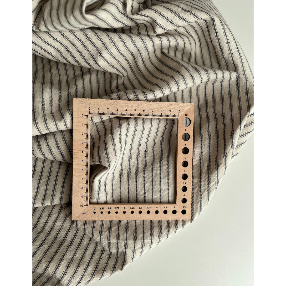 Lin et coton à rayures noires tissées coloris grège Qualité Oeko-tex - 4