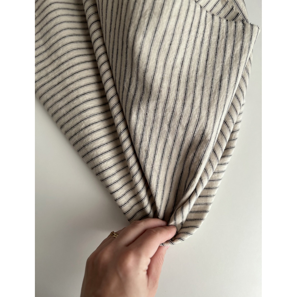 Lin et coton à rayures noires tissées coloris grège Qualité Oeko-tex - 7