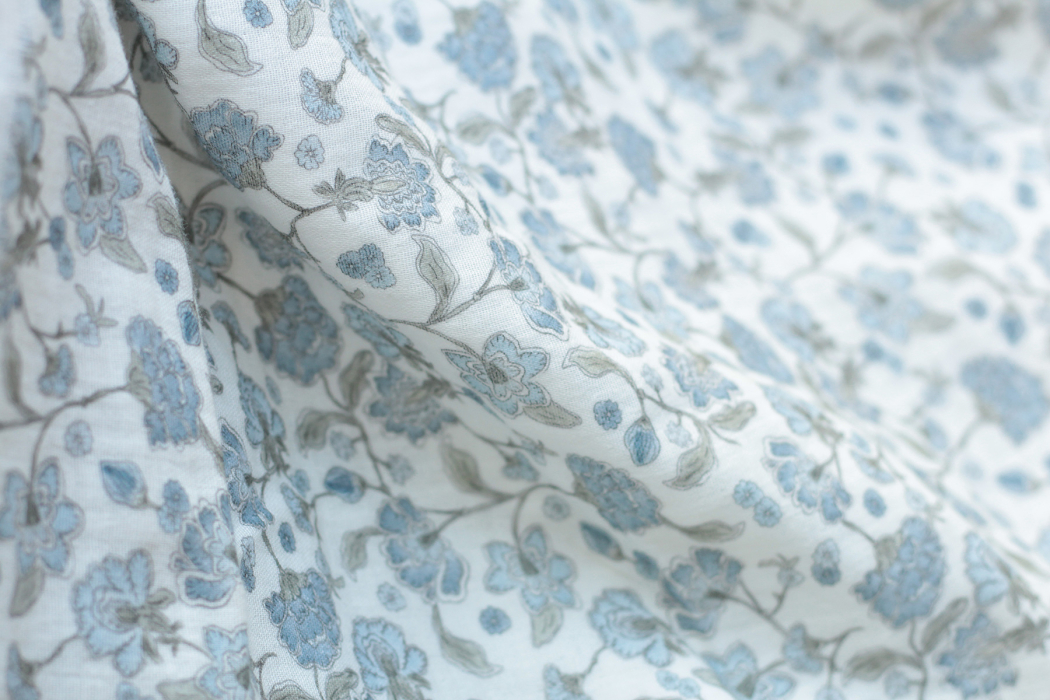 Kali - Double gaze de coton BIO blanc lait motif fleuri bleu Tissus issus de l'agriculture biologique  - 6