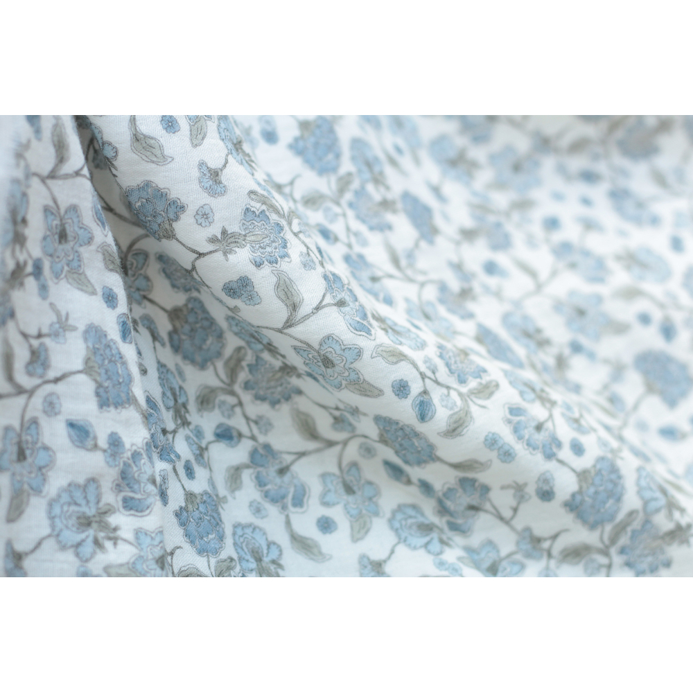 Kali - Double gaze de coton BIO blanc lait motif fleuri bleu Tissus issus de l'agriculture biologique  - 6