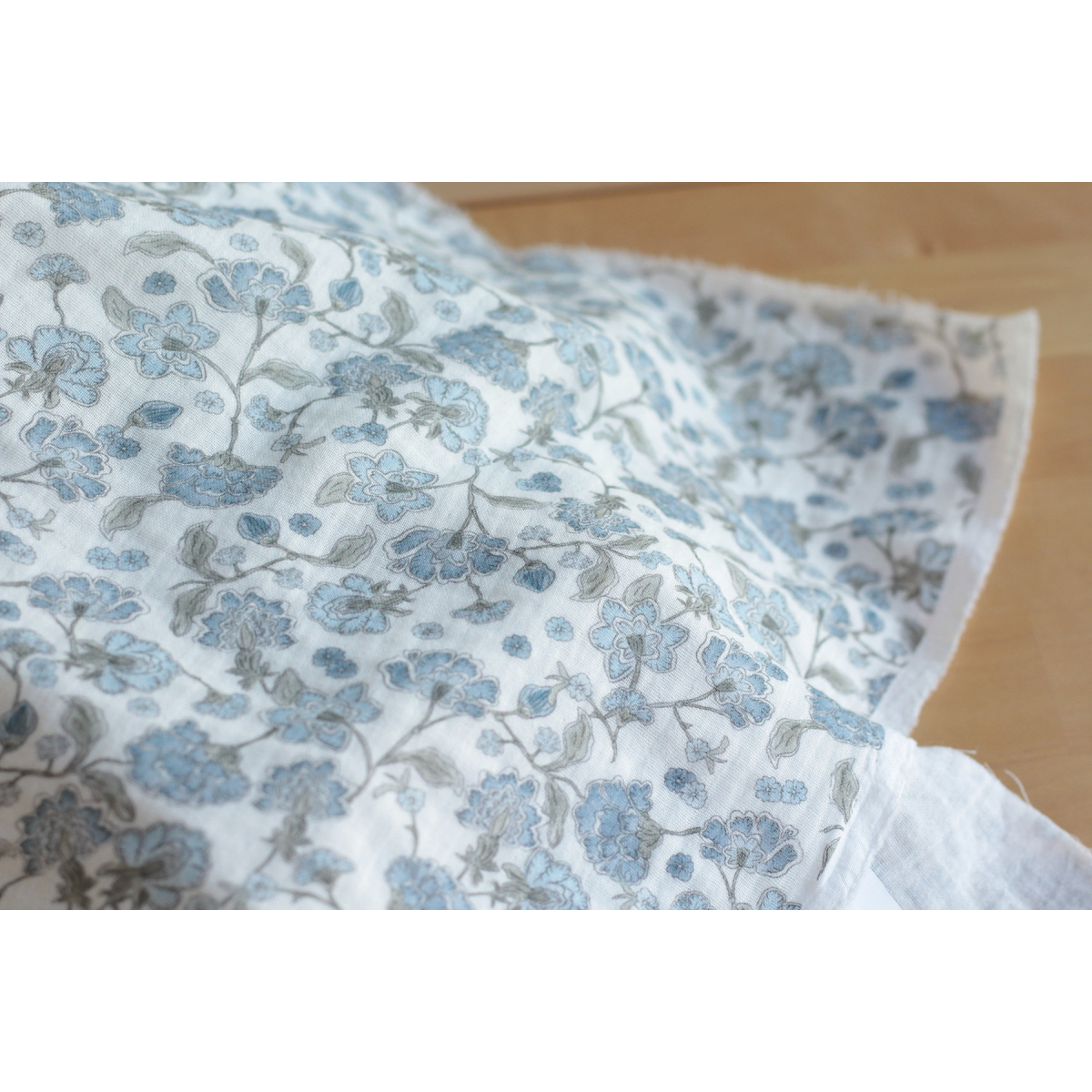 Kali - Double gaze de coton BIO blanc lait motif fleuri bleu Tissus issus de l'agriculture biologique  - 4 Kali - Double gaze de coton BIO blanc lait motif fleuri bleu Tissus issus de l'agriculture biologique  - 4