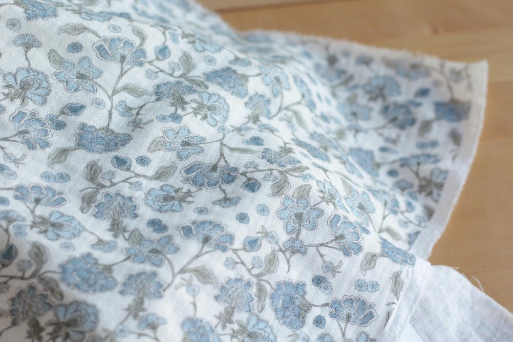 Kali - Double gaze de coton BIO blanc lait motif fleuri bleu Tissus issus de l'agriculture biologique  - 4