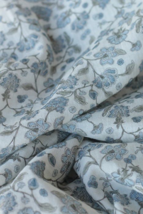 Kali - Double gaze de coton BIO blanc lait motif fleuri bleu Tissus issus de l'agriculture biologique  - 7
