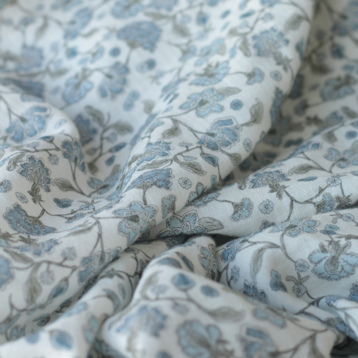 Kali - Double gaze de coton BIO blanc lait motif fleuri bleu Tissus issus de l'agriculture biologique  - 1