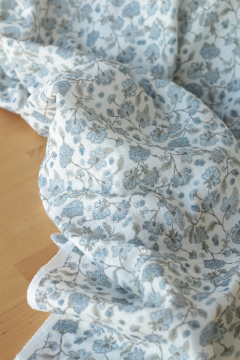 Kali - Double gaze de coton BIO blanc lait motif fleuri bleu Tissus issus de l'agriculture biologique  - 3