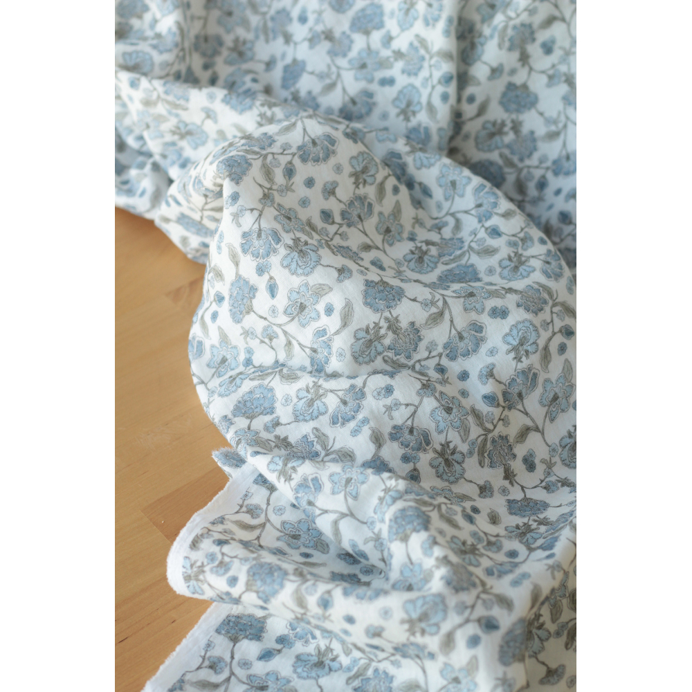Kali - Double gaze de coton BIO blanc lait motif fleuri bleu Tissus issus de l'agriculture biologique  - 3
