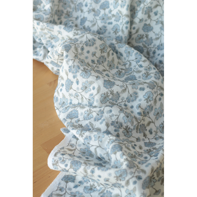 Kali - Double gaze de coton BIO blanc lait motif fleuri bleu Tissus issus de l'agriculture biologique  - 3