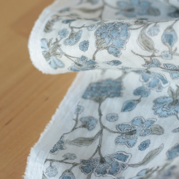 Kali - Double gaze de coton BIO blanc lait motif fleuri bleu Tissus issus de l'agriculture biologique  - 2