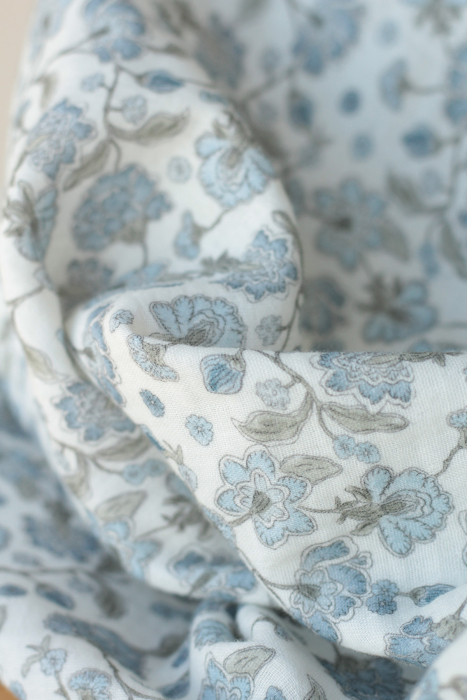 Kali - Double gaze de coton BIO blanc lait motif fleuri bleu Tissus issus de l'agriculture biologique  - 5