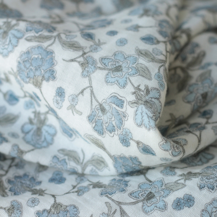 Kali - Double gaze de coton BIO blanc lait motif fleuri bleu Tissus issus de l'agriculture biologique  - 8