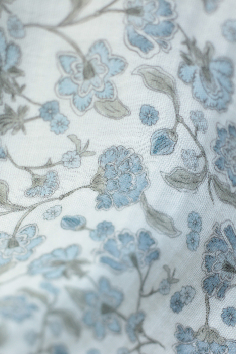 Kali - Double gaze de coton BIO blanc lait motif fleuri bleu Tissus issus de l'agriculture biologique  - 9