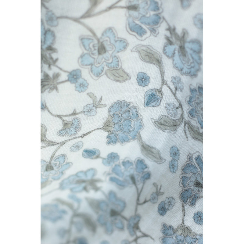 Kali - Double gaze de coton BIO blanc lait motif fleuri bleu Tissus issus de l'agriculture biologique  - 9