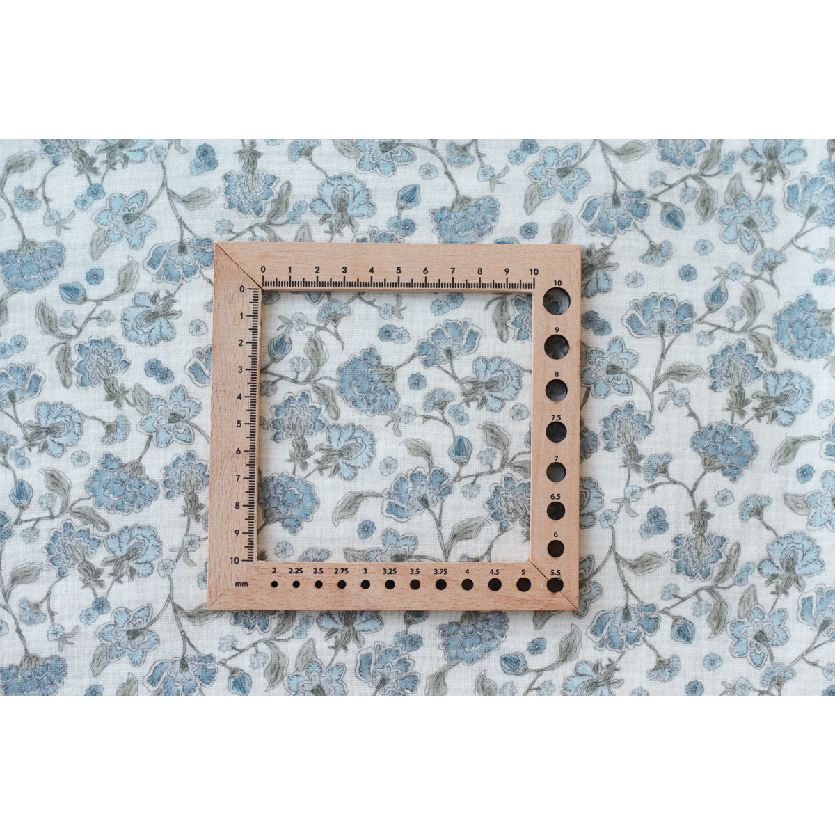 Kali - Double gaze de coton BIO blanc lait motif fleuri bleu Tissus issus de l'agriculture biologique  - 10 Kali - Double gaze de coton BIO blanc lait motif fleuri bleu Tissus issus de l'agriculture biologique  - 10