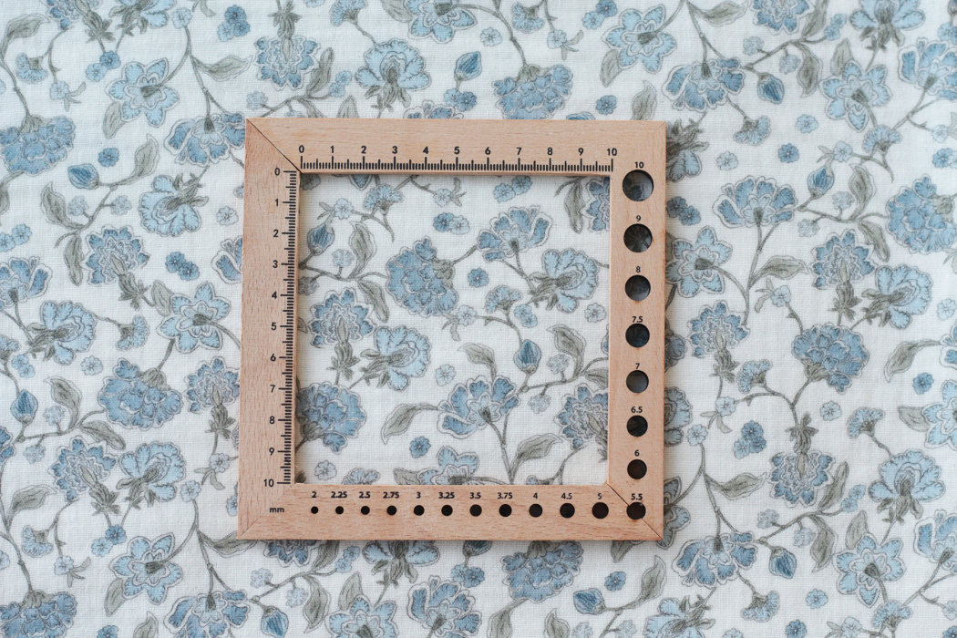 Kali - Double gaze de coton BIO blanc lait motif fleuri bleu Tissus issus de l'agriculture biologique  - 10