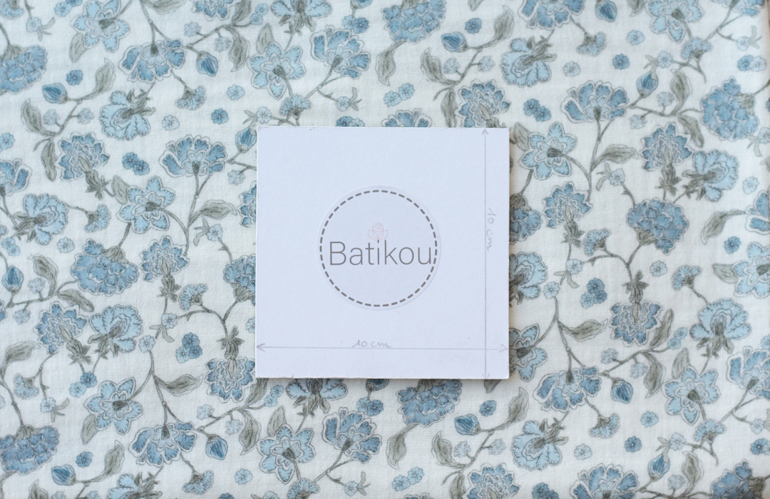 Kali - Double gaze de coton BIO blanc lait motif fleuri bleu Tissus issus de l'agriculture biologique  - 11