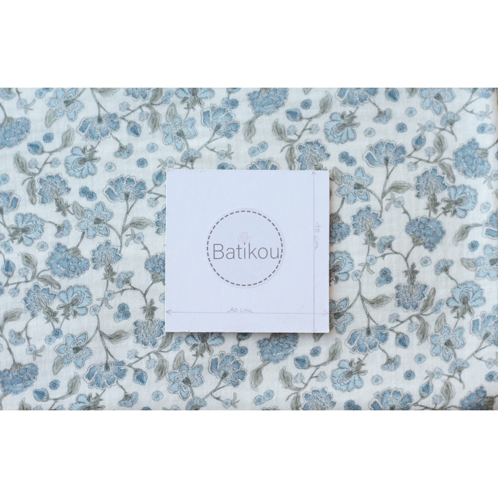 Kali - Double gaze de coton BIO blanc lait motif fleuri bleu Tissus issus de l'agriculture biologique  - 11